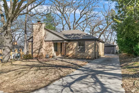 65 Sheridan St, Elgin, IL 60123