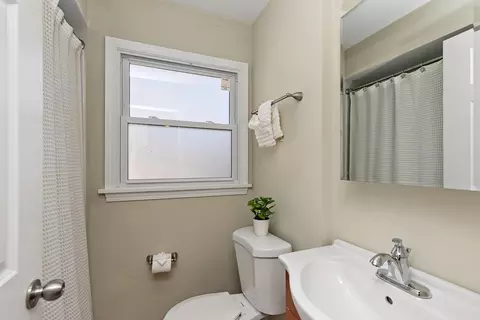 Bath - 65 Sheridan St, Elgin, IL 60123 photo 3 of 3