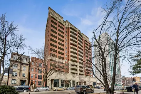 828 W Grace St #402, Chicago, IL 60613