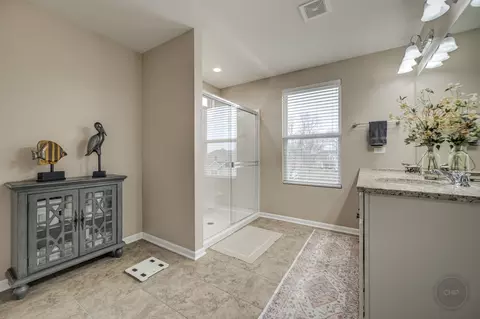 Bath - 2252 Lundquist Dr, Aurora, IL 60503 photo 3 of 4