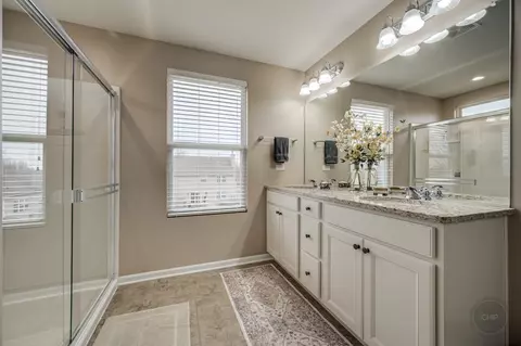 Bath - 2252 Lundquist Dr, Aurora, IL 60503 photo 2 of 4