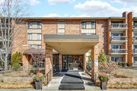 201 Lake Hinsdale Dr #304, Willowbrook, IL 60527