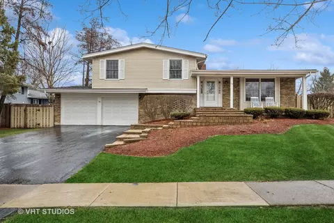 116 Blueberry Rd, Libertyville, IL 60048