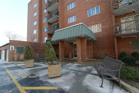 555 S River Rd #505, Des Plaines, IL 60016
