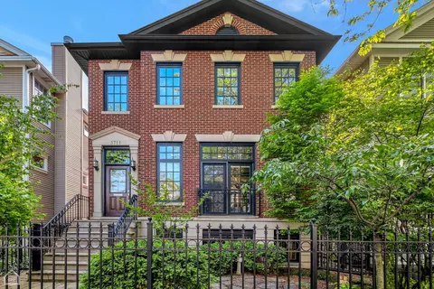 3711 N Marshfield Ave, Chicago, IL 60613