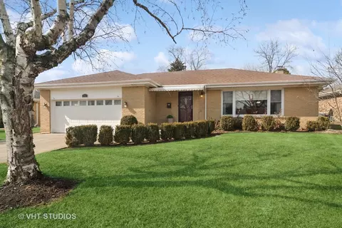16 S Braintree Dr, Schaumburg, IL 60193