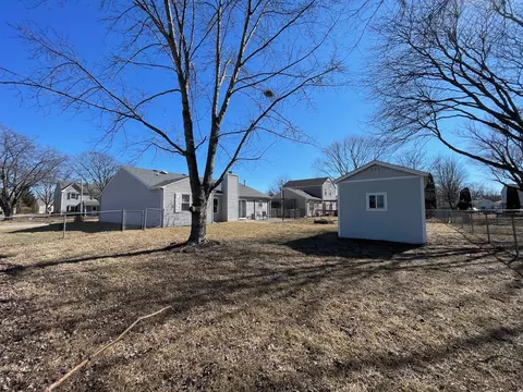 910 Fieldside Ln, Aurora, IL 60504 photo 3