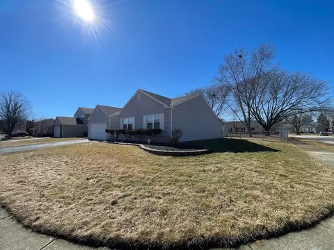 910 Fieldside Ln, Aurora, IL 60504 photo 2