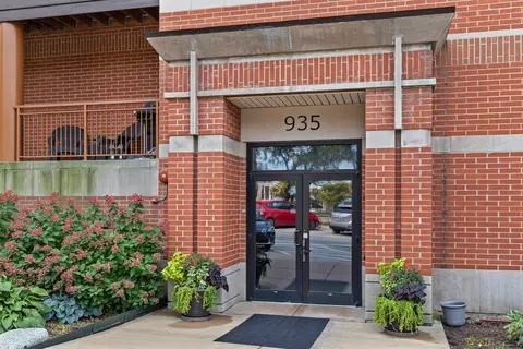 935 Burlington Ave #403, Downers Grove, IL 60515