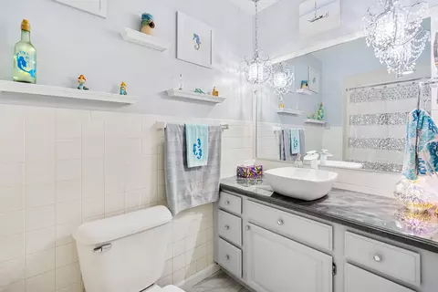 Bath - 706 E Brown St, Harvard, IL 60033 photo 2 of 4