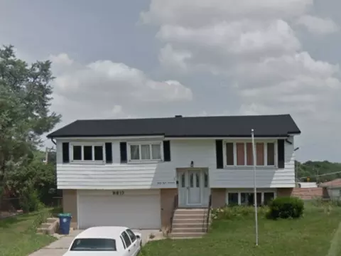 8817 S Willow Rd, Hickory Hills, IL 60457
