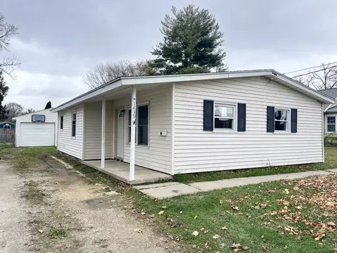 1439 Lanewood Dr, Dixon, IL 61021