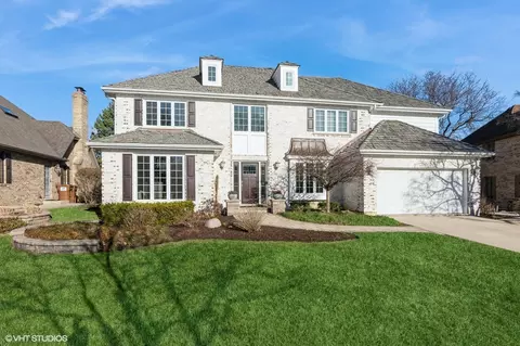 2 S527 Danbury Dr, Glen Ellyn, IL 60137