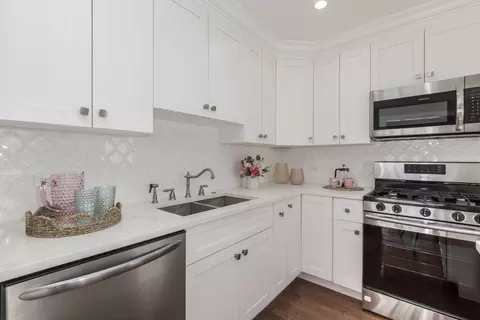 Kitchen - 2803 Meadow Dr, Rolling Meadows, IL 60008 photo 3 of 4