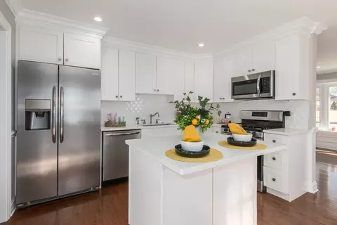 Kitchen - 2803 Meadow Dr, Rolling Meadows, IL 60008 photo 2 of 4