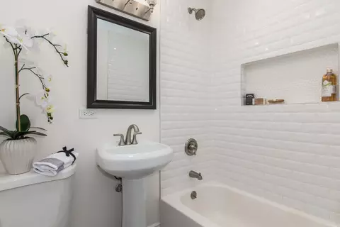 Bath - 2803 Meadow Dr, Rolling Meadows, IL 60008 photo 2 of 2