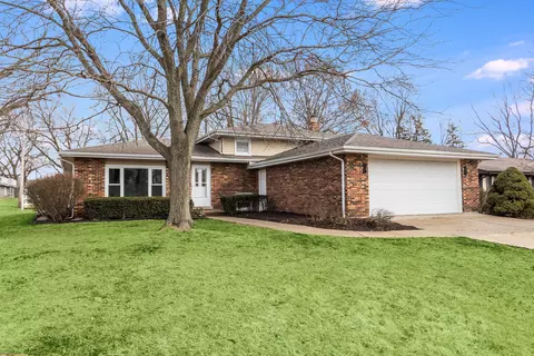 637 N Locust St, Frankfort, IL 60423