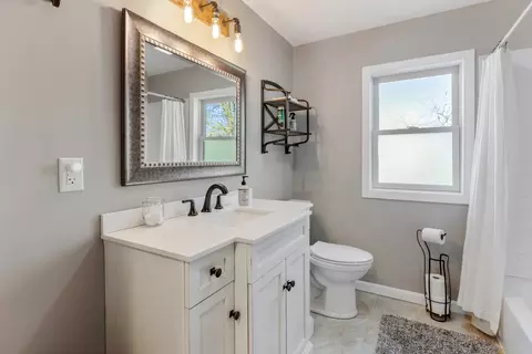 Bath - 32 Jayne St, Algonquin, IL 60102 photo 1 of 2