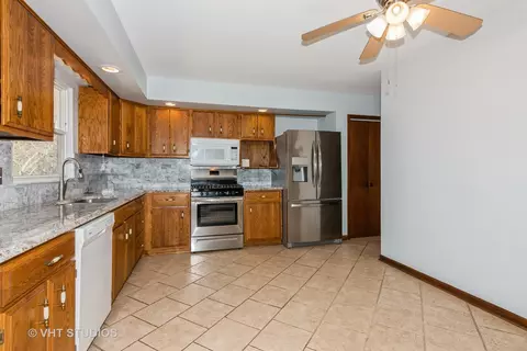 880 Ruth Dr, Elgin, IL 60123 photo 9