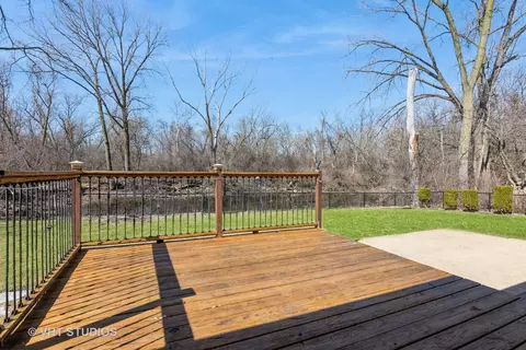 880 Ruth Dr, Elgin, IL 60123 photo 5