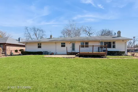 880 Ruth Dr, Elgin, IL 60123 photo 4