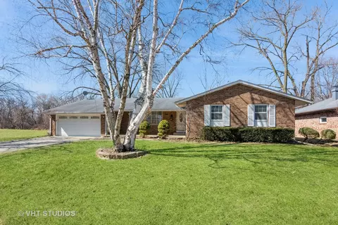 880 Ruth Dr, Elgin, IL 60123 photo 2