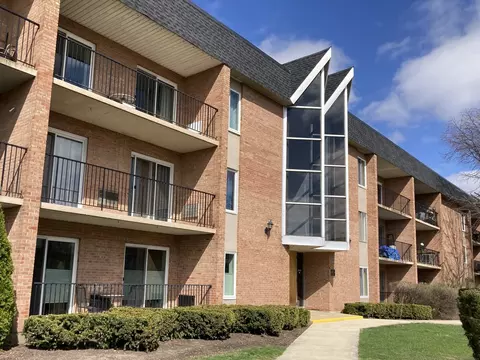 1056 N Mill St #301, Naperville, IL 60563