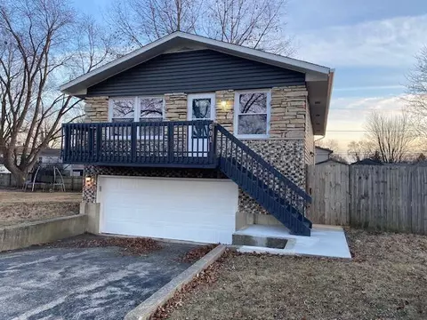 601 Clover Ln, Round Lake Beach, IL 60073