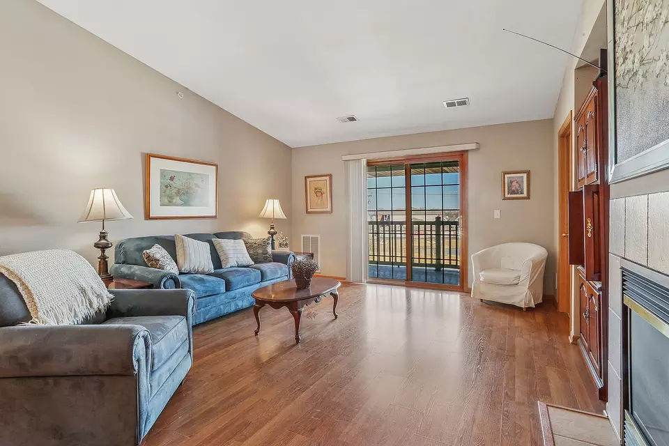 Living - 20345 S Rainford Dr #3B, Frankfort, IL 60423 photo 2 of 2