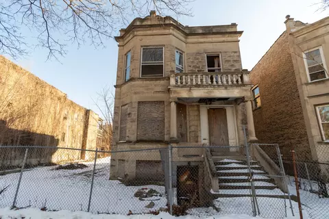 3827 W Gladys Ave, Chicago, IL 60624
