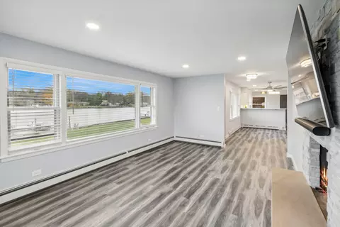Living - 811 N River Rd, Mchenry, IL 60051 photo 2 of 4