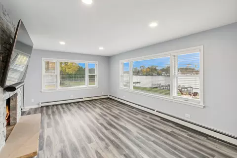 Living - 811 N River Rd, Mchenry, IL 60051 photo 3 of 4
