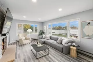 Living - 811 N River Rd, Mchenry, IL 60051 photo 1 of 4