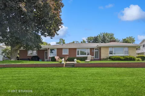 Exterior - 811 N River Rd, Mchenry, IL 60051 photo 2 of 3
