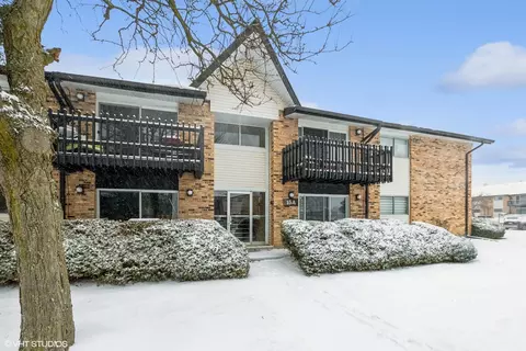 15 Kingery Quarter St # A, Willowbrook, IL 60527