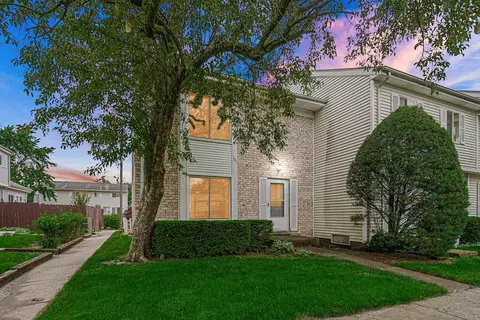 101 Pilgrim Ct, Bolingbrook, IL 60440
