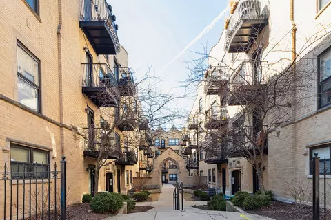 4440 N Damen Ave #2E, Chicago, IL 60625
