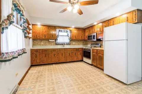 Kitchen - 1321 Devonshire Dr, Joliet, IL 60435 photo 1 of 1