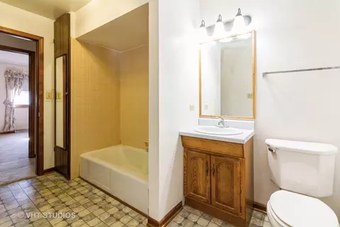Bath - 1321 Devonshire Dr, Joliet, IL 60435 photo 1 of 1