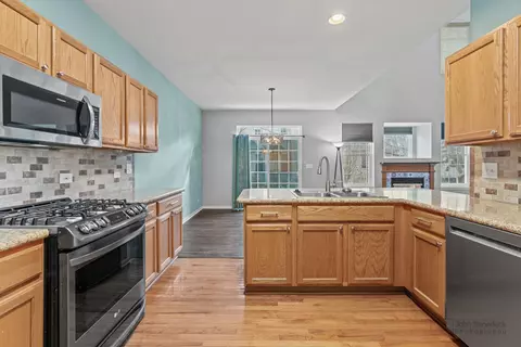 Kitchen - 3 Shade Tree Ct #3, Algonquin, IL 60102 photo 3 of 3