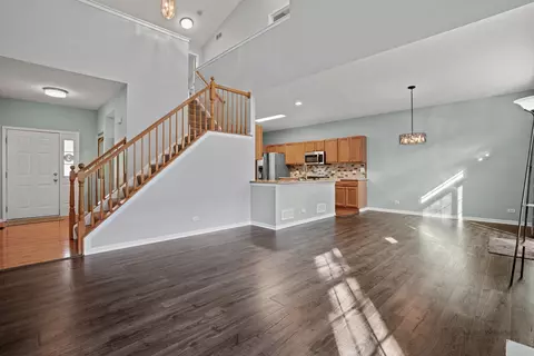 Living - 3 Shade Tree Ct #3, Algonquin, IL 60102 photo 2 of 3
