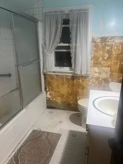 Bath - 1622 E Walnut Ave, Des Plaines, IL 60016 photo 1 of 1