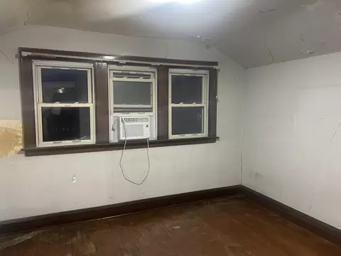 Bedroom - 1622 E Walnut Ave, Des Plaines, IL 60016 photo 3 of 3