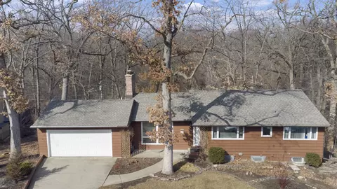 957 NE Holcomb Dr, Mundelein, IL 60060