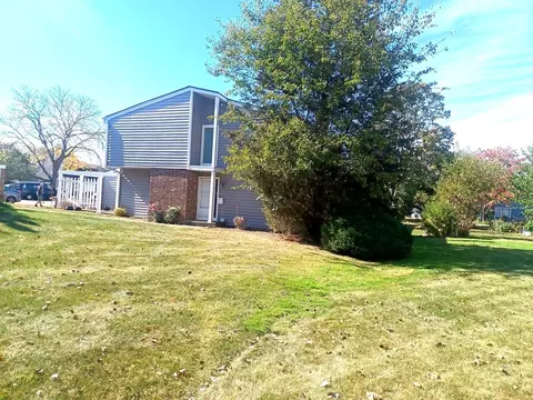 460 Maple Dr, Wheeling, IL 60090 photo 3
