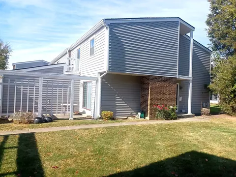 460 Maple Dr, Wheeling, IL 60090 photo 2