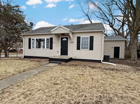 1228 E Grove Ave, Rantoul, IL 61866