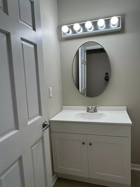 Bath - 1963 Nottingham Ln, Wheaton, IL 60189 photo 3 of 4
