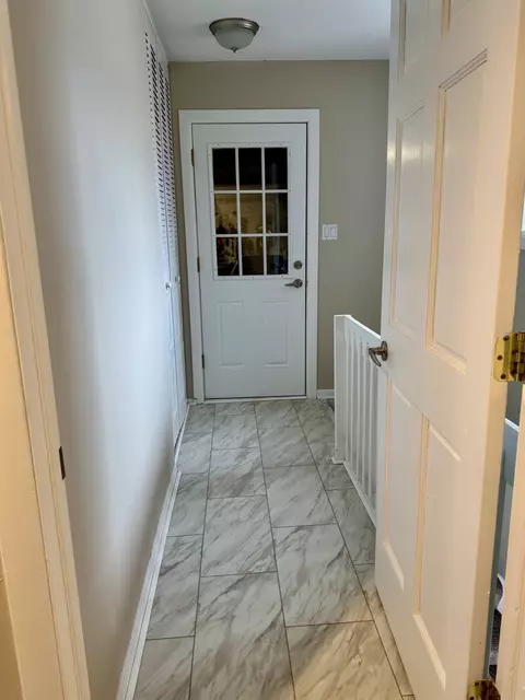 Entry Way - 1963 Nottingham Ln, Wheaton, IL 60189 photo 6 of 6