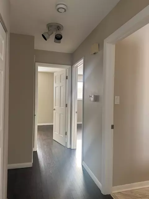 Entry Way - 1963 Nottingham Ln, Wheaton, IL 60189 photo 3 of 6